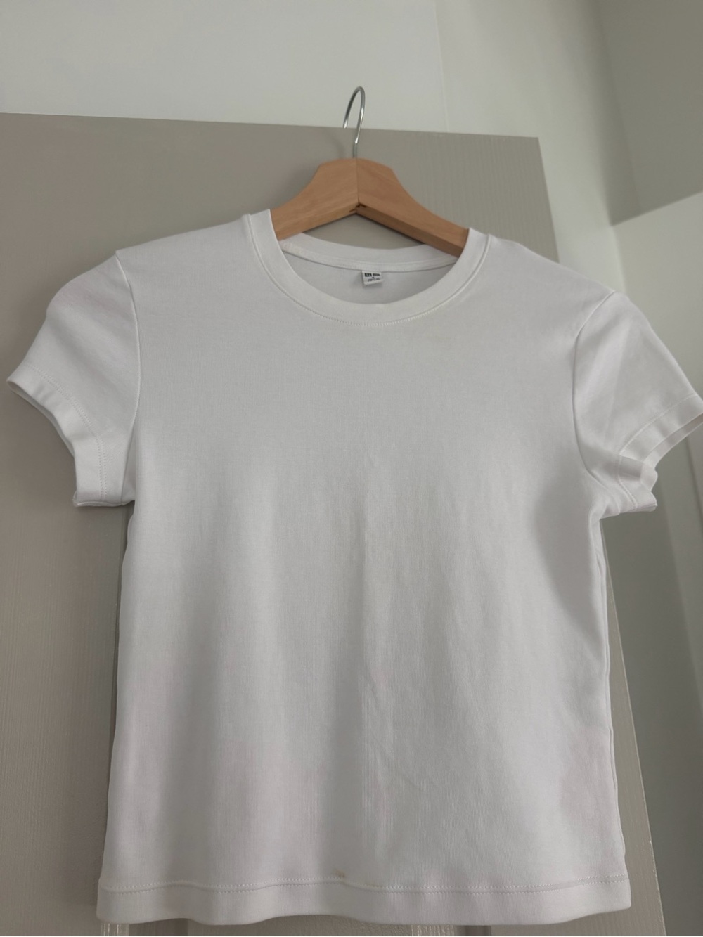 Uniqlo White Crop Tee - Classic Crewneck